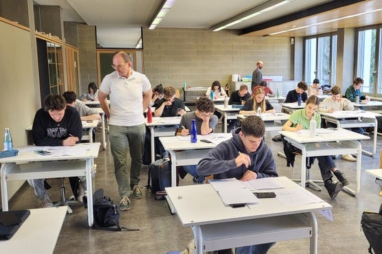 Der Landeswettbewerb der Chemieolympiade 2025 wurde heuer zum 25. Mal in Südtirol ausgetragen; das Bild entstand während des Theoriewettbewerbs. (Foto: LPA/Stefan Pilser)