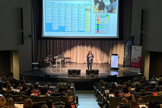 Sarah Howell: Reclaiming the Power of Talk - Oracy as the Spark for Lifelong learning. Bild: Deutsche Bildungsdirektion/Elisabeth Pfattner Lizenz:©