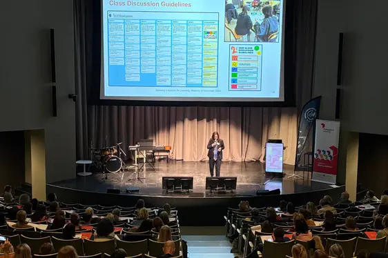 Sarah Howell: Reclaiming the Power of Talk - Oracy as the Spark for Lifelong learning. Bild: Deutsche Bildungsdirektion/Elisabeth Pfattner Lizenz:©