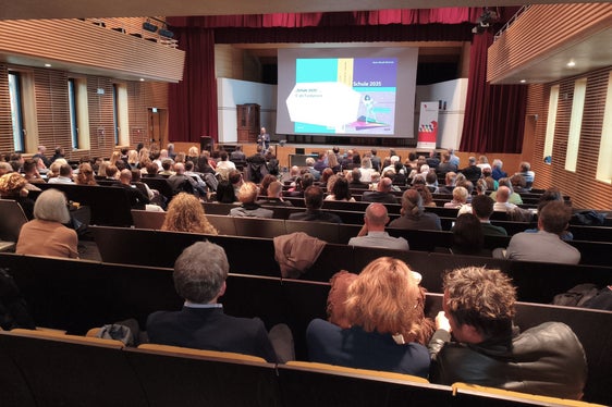 Über 100 Führungskräfte der deutschen Kindergärten und Schulen versammelten sich zur Herbsttagung in Auer. (Foto: Deutsche Bildungsdirektion/Margit Pichler)