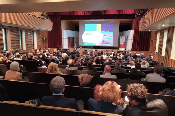 Über 100 Führungskräfte der deutschen Kindergärten und Schulen versammelten sich zur Herbsttagung in Auer. (Foto: Deutsche Bildungsdirektion/Margit Pichler)