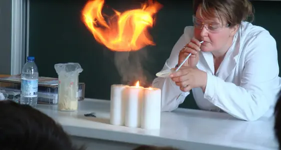 Schülerlabor in Rechtenthal: Lehrerin experimentiert mit Feuer