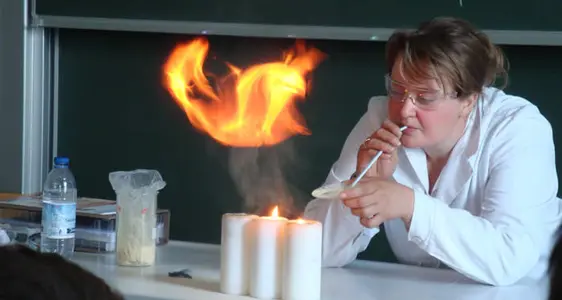 Schülerlabor in Rechtenthal: Lehrerin experimentiert mit Feuer