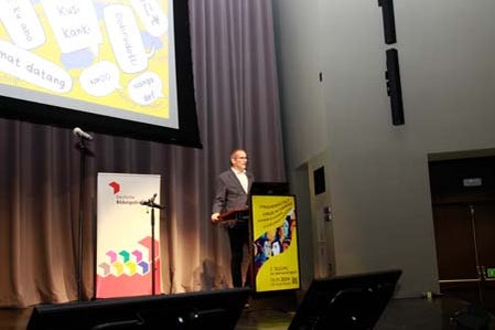 Nur wenn sich Schülerinnen und Schüler in ihren unterschiedlichen Sprachkompetenzen wahr- und angenommen fühlen, können Lernprozesse in Gang gesetzt werden und gelingen: der Direktor der Pädagogischen Abteilung an der Deutschen Bildungsdirektion Martin Holzner bei der heutigen Tagung zur Mehrsprachigkeit (Foto: Verena Hilber)