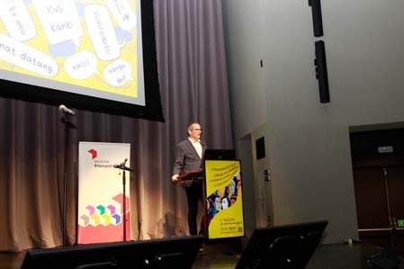 Nur wenn sich Schülerinnen und Schüler in ihren unterschiedlichen Sprachkompetenzen wahr- und angenommen fühlen, können Lernprozesse in Gang gesetzt werden und gelingen: der Direktor der Pädagogischen Abteilung an der Deutschen Bildungsdirektion Martin Holzner bei der heutigen Tagung zur Mehrsprachigkeit (Foto: Verena Hilber)