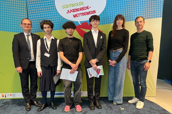 Sieger Sprache kreativ (von links): Hannes Wieser (Vertriebsdirektor Volksbank), 2. Platz Gabriel Mendola, 1. Platz Felix Oberhollenzer, 3. Platz Peter Kolhaupt, Margot Mayrhofer (Jurymitglied - Schauspielerin und Dozentin für Rhetorik), Thomas Vonmetz (Jurymitglied - Moderator, Filmemacher und Evolutionspädagoge) (Foto: LPA/Landesamt für Jugendarbeit/Anita Demetz)