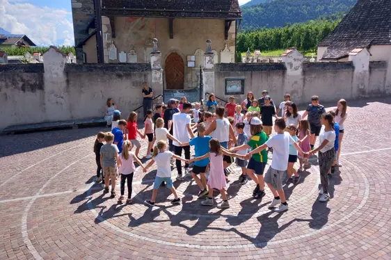 Kinder der Grundschule Morter tanzen den Auftanz bei der Abschlussveranstaltung des Projektes Musigkischtl XXL, Juni 2023.