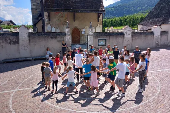 Kinder der Grundschule Morter tanzen den Auftanz bei der Abschlussveranstaltung des Projektes Musigkischtl XXL, Juni 2023.