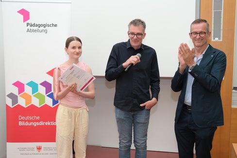 Greta Reinstadler vom Sozialwissenschaftlichen, Klassischen, Sprachen- und Kunstgymnasium in Meran (links) qualifizierte sich für den österreichischen Bundeswettbewerb in Salzburg; im Bild mit dem Landeskoordinator der Philosophie-Olympiade Stefan Goller (Mitte) und Abteilungsdirektor Martin Holzner (rechts). (Foto: LPA/Deutsche Bildungsdirektion/Margit Pichler)