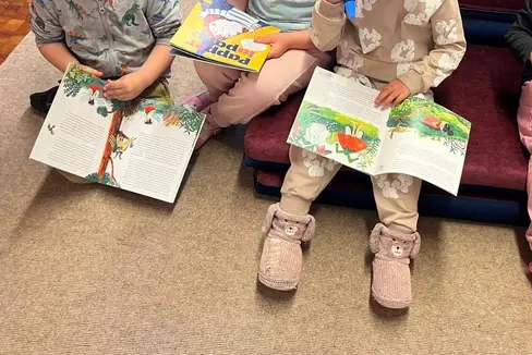 Weit mehr ist als eine Bilderbuchzeitschrift: Durch den spielerischen Zugang zur Bildungssprache Deutsch und die gleichzeitige Wertschätzung aller Familiensprachen leistet Papperlapapp einen wichtigen Beitrag zu Chancengerechtigkeit und inklusiver Bildung. (Foto: LPA/Landesdirektion deutschsprachige Kindergärten)