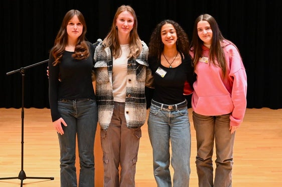 Nahmen als Team 6 am Wettbewerb teil: Jana Maier (Sozialwissenschaftliches Gymnasium Bozen), Nathalie Lezuo (Fachoberschule für Tourismus Bozen), Mariana Bernardi (Realgymnasium Bozen), Mia Mair am Tinkhof (Klassisches, Sprachen- und Kunstgymnasium Bozen). Foto: Margit Pichler