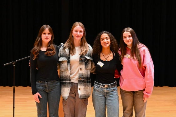 Nahmen als Team 6 am Wettbewerb teil: Jana Maier (Sozialwissenschaftliches Gymnasium Bozen), Nathalie Lezuo (Fachoberschule für Tourismus Bozen), Mariana Bernardi (Realgymnasium Bozen), Mia Mair am Tinkhof (Klassisches, Sprachen- und Kunstgymnasium Bozen). Foto: Margit Pichler