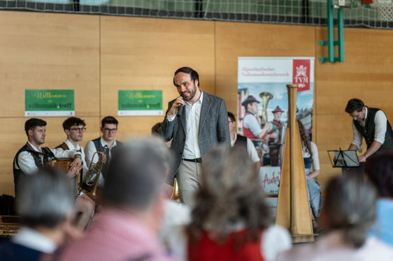 An drei verschiedenen Standorten bewerteten insgesamt drei Fachjurys mit Jurorinnen und Juroren aus Südtirol und Österreich neben der Musik auch den Gesamteindruck, vom ausgewählten Musikstück bis hin zum Einsatz von Stimmen und Instrumenten. Im Bild (von links) die Juroren Hannes Premstaller, Peter Margreiter (Nordtirol) und Gernot Niederfriniger (Foto: LPA/Referat Volksmusik in der Landesdirektion Deutsche und ladinische Musikschule/Thomas Wallnöfer)