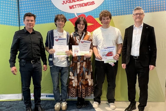 Sieger Spontanrede (von links): der Direktor des Landesamtes für Jugendarbeit Konrad Pamer, 3. Platz Florian Gutmann, 1. Platz Olivia Kaufmann, 2. Platz Manuel Rinina, Mariano Paris (Leiter Corporate Communication und Marketing Volksbank) (Foto: LPA/Anita Demetz)