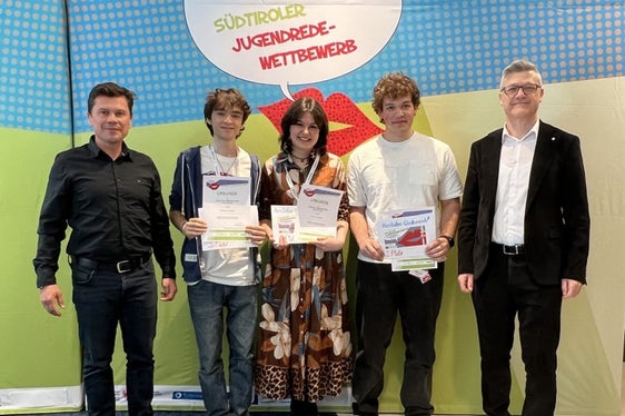 Sieger Spontanrede (von links): der Direktor des Landesamtes für Jugendarbeit Konrad Pamer, 3. Platz Florian Gutmann, 1. Platz Olivia Kaufmann, 2. Platz Manuel Rinina, Mariano Paris (Leiter Corporate Communication und Marketing Volksbank) (Foto: LPA/Anita Demetz)