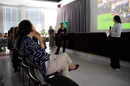 Bei der heutigen Zertifikatsverleihung in Bozen gaben Schülerinnen und Schüler Einblick in die Tätigkeitsbereiche der Übungsfirmen.