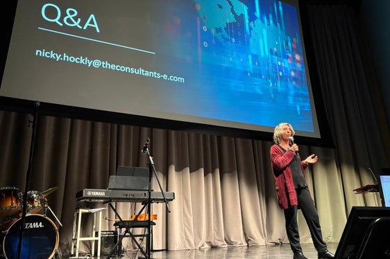 Nicky Hockly referierte über das Thema Critical AI. (Foto: LPA/Deutsche Bildungsdirektion)