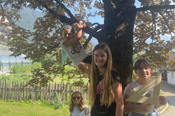 Eine Entdeckungsreise in die Welt der Zahlen, Daten und Wahrscheinlichkeit war der Workshop Mathematik=spannend+logisch+genial+überall“: im Bild Anna, Aylin, Sophie, Maria (Foto: LPA/Begabungs- und Begabtenförderung der Pädagogischen Abteilung der Deutschen Bildungsdirektion/Franziska Volgger)