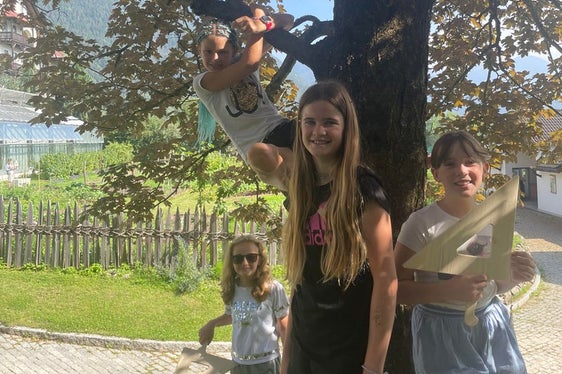 Eine Entdeckungsreise in die Welt der Zahlen, Daten und Wahrscheinlichkeit war der Workshop Mathematik=spannend+logisch+genial+überall“: im Bild Anna, Aylin, Sophie, Maria (Foto: LPA/Begabungs- und Begabtenförderung der Pädagogischen Abteilung der Deutschen Bildungsdirektion/Franziska Volgger)