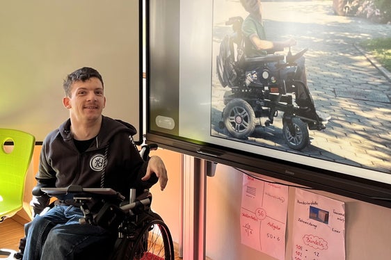 Raphael Donati gibt in seinen Workshops Einblick in die vielfältigen Möglichkeiten der Unterstützten Kommunikation, durch die die Teilhabe der Betroffenen am gesellschaftlichen Leben gefördert wird. (Foto: Landesamt für Beratung der Pädagogischen Abteilung)