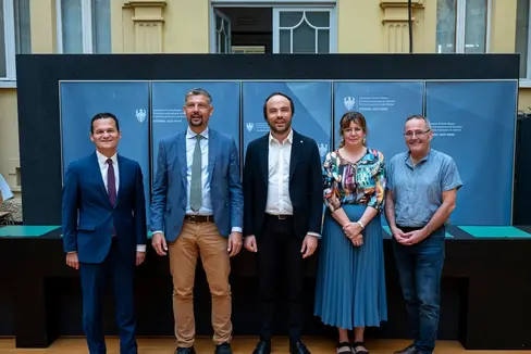 Nach der Unterzeichnung der Vereinbarung (von links): Bildungs- und Kulturdirektor André Comploi, Landesrat Daniel Alfreider, Landesrat Philipp Achammer, Landesmusikschuldirektorin Alexandra Pedrotti, Bildungsdirektor Gustav Tschenett (Foto: LPA/Fabio Brucculeri)