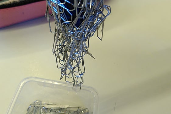 Forschertage 2025: Wie viele Büroklammern bleiben am Magneten hängen?