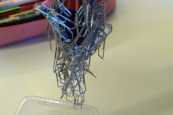 Forschertage 2025: Wie viele Büroklammern bleiben am Magneten hängen?