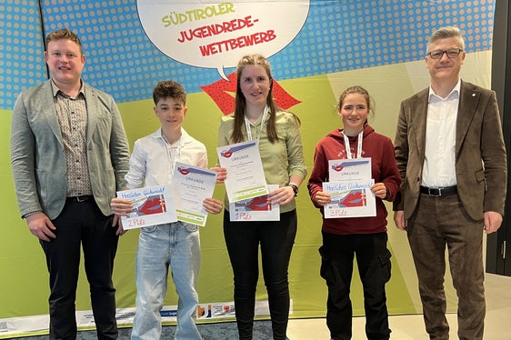Südtiroler Jugendredewettbewerb 2025: Sieger Klassische Rede Berufsschule (von links): Philipp Tarfusser (stellvertretender Vorsitzender Südtiroler Jugendring), 2. Platz Matthias Sparer, 1. Platz Nadia Oberprantacher, 3. Sara Unterkircher, Mariano Paris (Leiter Corporate Communication und Marketing Volksbank) (Foto: LPA/Anita Demetz)