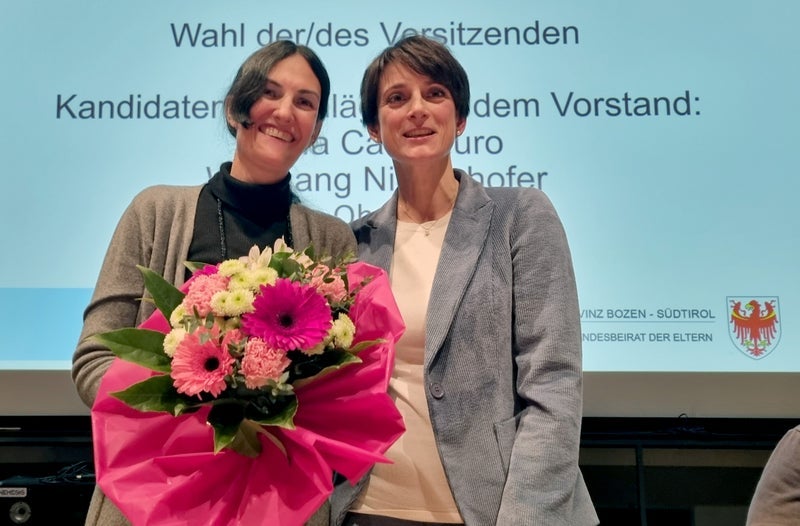 Blumen und Gratulationen gab es für die neue Vorsitzende des Landesbeirats der Eltern Silvia Cadamuro (links) und ihre Stellvertreterin Sonja Spitaler. (Foto: Landesbeirat der Eltern)