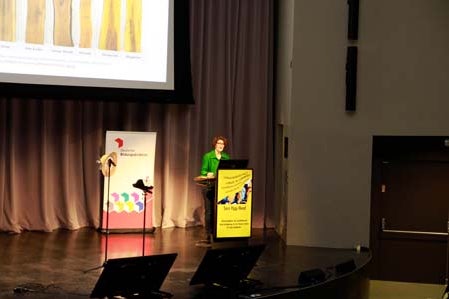 Im Vortrag von Sara Hägi-Mead, Professorin für Deutsch als Fremdsprache und Mehrsprachigkeitsdidaktik an der Rheinland-Pfälzischen Technischen Universität in Kaiserslautern, ging es um den sprachbewussten Unterricht in naturwissenschaftlichen Fächern. (Foto: Verena Hilber)