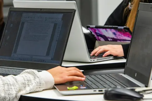 Vor Beginn des neuen Schuljahres 2026/2027 wurden zahlreiche Lehraufträge für die deutschsprachigen Grund-, Mittel- und Oberschulen mittels Online-Stellenwahlen vergeben. (Foto: LPA/Peter Daldos)