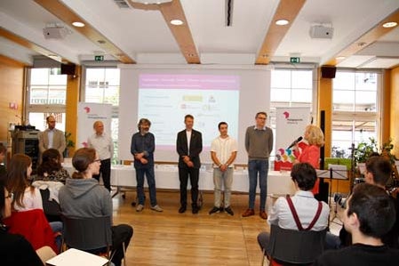 Begleitet wurden die Olympionikinnen und Olympioniken von ihren Koordinatoren (v.l.) Daniel Soraruf, Klaus Überbacher, Karl Lunger, Stefan Pilser, Alexander Ulbricht, Stefan Goller; rechts mit Mikrophon Siglinde Doblander, Koordinatorin der Begabungs- und Begabtenförderung der Pädagogischen Abteilung an der Deutschen Bildungsdirektion