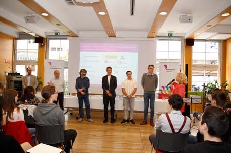 Begleitet wurden die Olympionikinnen und Olympioniken von ihren Koordinatoren (v.l.) Daniel Soraruf, Klaus Überbacher, Karl Lunger, Stefan Pilser, Alexander Ulbricht, Stefan Goller; rechts mit Mikrophon Siglinde Doblander, Koordinatorin der Begabungs- und Begabtenförderung der Pädagogischen Abteilung an der Deutschen Bildungsdirektion