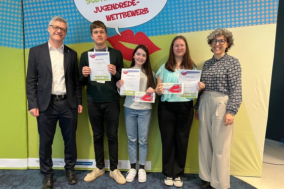Sieger Klassische Rede Mittelschule (von links): Mariano Paris (Leiter Kommunikation und Marketing Volksbank), 2. Platz Sebastian Selva, 1. Platz Anna Klara Perkmann, 3. Platz Marie Ladurner, Manuela Weber (Geschäftsführerin Südtiroler Jugendring) (Foto: LPA/Landesamt für Jugendarbeit/Anita Demetz)