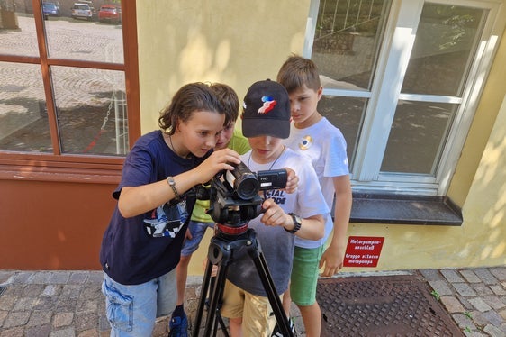Sommerakademie der Grundschule, 2024: Im Geschichtenmagazin experimentierten die Schülerinnen und Schüler mit Kamera und Fotoapparat, im Bild (v. l.) Moritz, Felix, Manuel, Raphael (Foto: LPA/Begabungs- und Begabtenförderung der Pädagogischen Abteilung der Deutschen Bildungsdirektion/Eva Enderle)