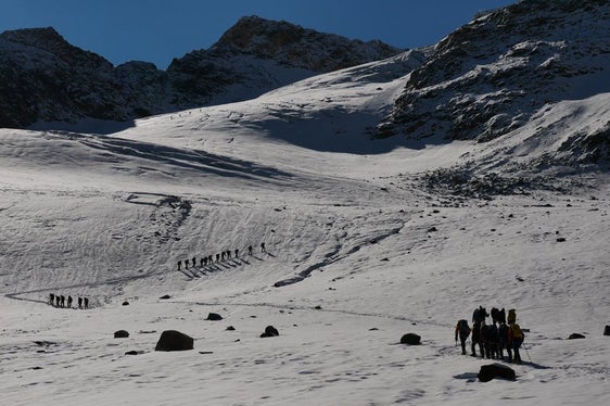 Seilschaften am Suldner Gletscher beim diesjährigen Glaziologiecamp (Foto: LPA/Deutsche Bildungsdirektion/Christian Aspmair)