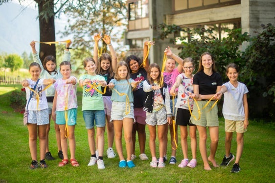 Sommerakademie für die Grundschule, 2024: „Im Workshop Schere, Stein, Papier – daraus zaubern wir … “konnten die Kids ihrer Kreativität freien Lauf lassen und Papier auf nahezu magische Art und Weise verwandeln: Im Bild von links Anna, Emily, Lea, Jasmin, Nora, Helene Lovis, Katharina, Eva, Sarah, Anne, Nahla, Miriam (Foto: LPA/Begabungs- und Begabtenförderung der Pädagogischen Abteilung der Deutschen Bildungsdirektion/Maria Gapp)