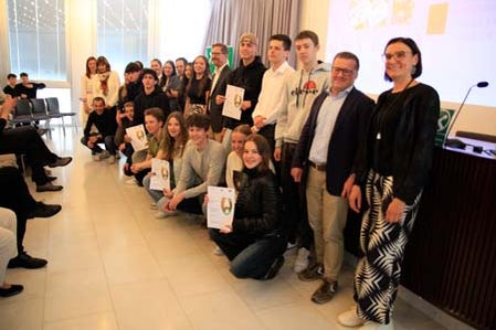 Zertifizierte Übungsfirmen: Die Schülerinnen und Schüler der Wirtschaftsfachoberschule Bruneck