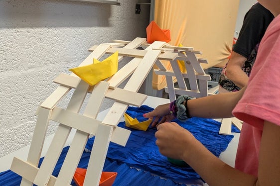 Die Themen der Sommerakademie Sapientia ludens reichten wieder von Naturwissenschaften und Architektur über Theater und Medien bis hin zu Mathematik und Robotik. (Foto: LPA/Arbeitsbereich Begabungs- und Begabtenförderung der Pädagogischen Abteilung der Deutschen Bildungsdirektion/Daniela Watschinger)