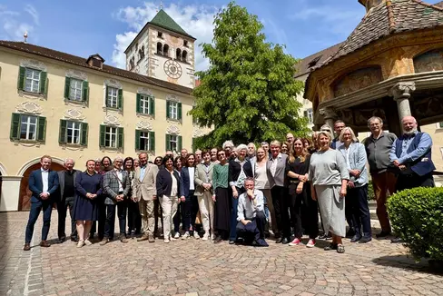 Der Rat für deutsche Rechtschreibung tagte am 7. und 8. Mai im Bildungshaus Kloster Neustift bei Brixen. Insgesamt 41 Mitglieder aus dem gesamten deutschsprachigen Raum arbeiten im Gremium mit. (Foto: LPA/Pädagogische Abteilung der Deutschen Bildungsdirektion)