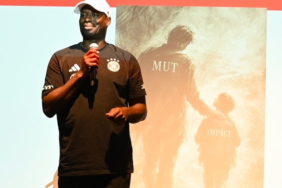 Kelechi Onyele betonte, dass Bildung junge Menschen nicht nur fachlich, sondern auch persönlich und sozial auf die Zukunft vorbereiten muss. (Foto: LPA/Deutsche Bildungsdirektion/Margit Pichler)
