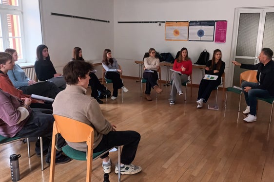 Den Blick auf die Zukunft schärfen: Darum ging es im Workshop Gestalten, was kommt: Wie können Wirtschaft, Bildung und Kreativität gemeinsam eine nachhaltige Entwicklung ermöglichen? Die Antworten suchten im gemeinsamen Austausch Schülerinnen und Schüler der dritten, vierten und fünften Klassen der Oberschulen. (Foto: Michele Cattani)