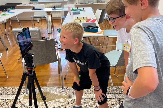 An der Fortbildungsakademie Schloss Rechtenthal in Tramin und an der Fachschule für Land- und Forstwirtschaft Salern in Vahrn tauchten die Kinder in kreative und forschende Lernwelten ein. (Foto: LPA/Arbeitsbereich Begabungs- und Begabtenförderung der Pädagogischen Abteilung der Deutschen Bildungsdirektion/Lara Matzneller)