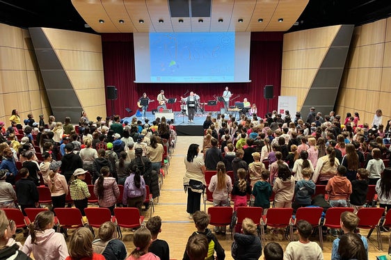 An die 6000 Schülerinnen und Schüler haben sich mit ihren Lehrpersonen am Projekt Singende Klasse - Singende Schule beteiligt; das Bild entstand während der Abschlussveranstaltung im Forum in Brixen am 23. April (Foto: LPA/Südtiroler Chorverband)