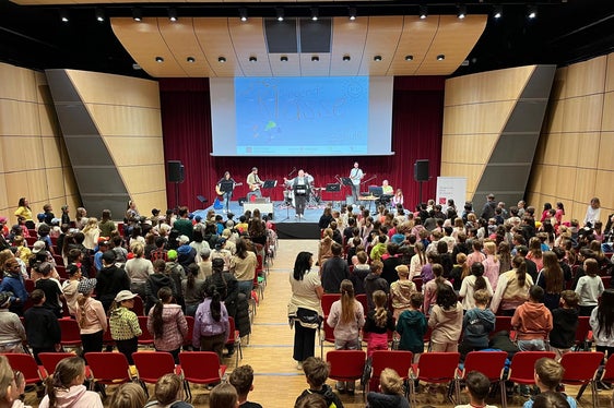An die 6000 Schülerinnen und Schüler haben sich mit ihren Lehrpersonen am Projekt Singende Klasse - Singende Schule beteiligt; das Bild entstand während der Abschlussveranstaltung im Forum in Brixen am 23. April (Foto: LPA/Südtiroler Chorverband)
