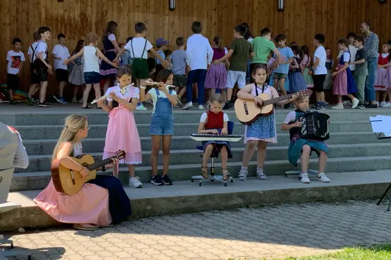 Instrumentalensemble der Grundschule Schabs mit Referentin Johanna Mader, Juni 2023.