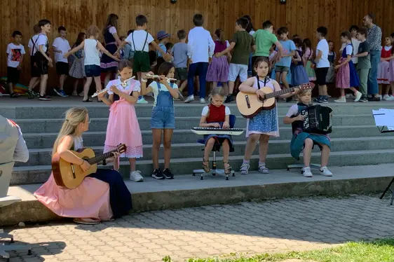 Instrumentalensemble der Grundschule Schabs mit Referentin Johanna Mader, Juni 2023.