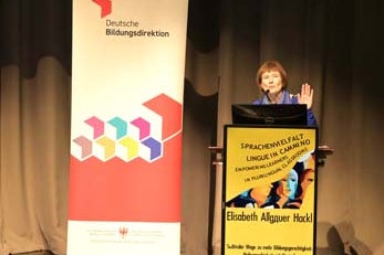 Elisabeth Allgäuer-Hackl begleitet die Südtiroler Schulwelt bereits seit mehreren Jahren wissenschaftlich und rundete den Vormittag mit einem Beitrag zu den Themen Deutschunterricht, Mehrsprachigkeit und Bildungsgerechtigkeit ab. (Foto: Margit Pichler)