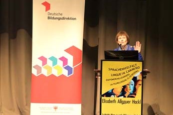 Elisabeth Allgäuer-Hackl begleitet die Südtiroler Schulwelt bereits seit mehreren Jahren wissenschaftlich und rundete den Vormittag mit einem Beitrag zu den Themen Deutschunterricht, Mehrsprachigkeit und Bildungsgerechtigkeit ab. (Foto: Margit Pichler)