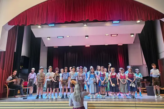 Die Kinder der GS- Rodeneck singen auf der Bühne beim Abschluss des Projektes Musigkischtl im März 2025.